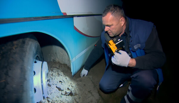 Zakopany autobus w lesie i plan B na cysternę
