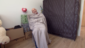 "Zgłoś remont": Krzysztof Miruć w niemal pustym, ale zamieszkanym wnętrzu. Właściciele śpią na krzesłach?!